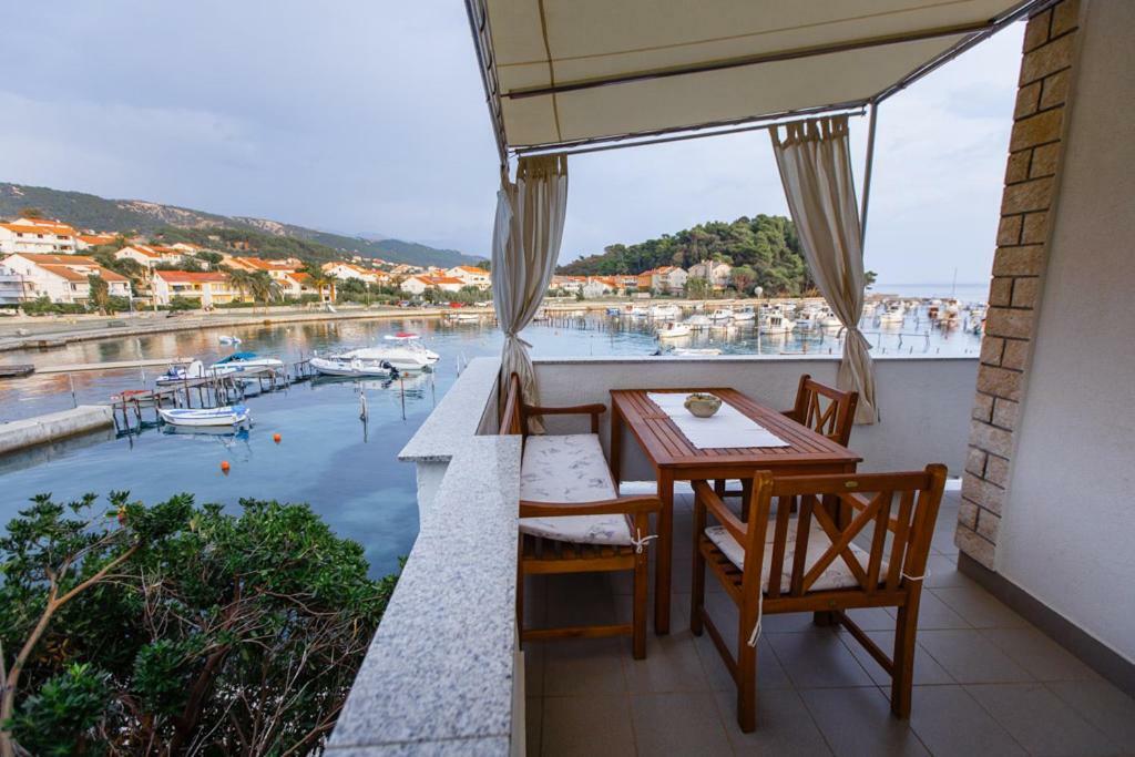 Apartmani Maris III Rab Town Bagian luar foto